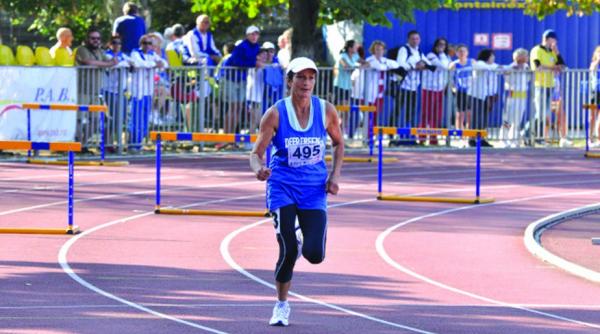 campioana care se antreneaza in curte pe o saltea de paie