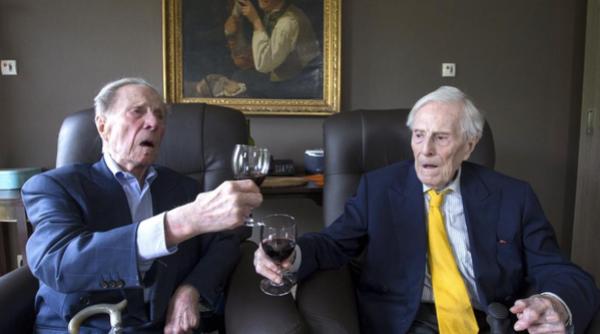 cei mai batrani gemeni din lume au implinit 102 ani