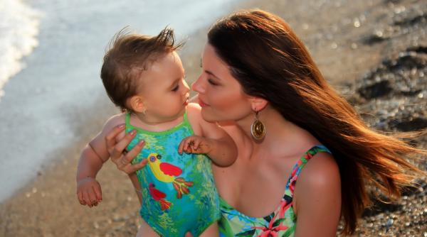 anca lungu prezentatoarea observator de la antena 1 si a dus fetita la plaja si in delta