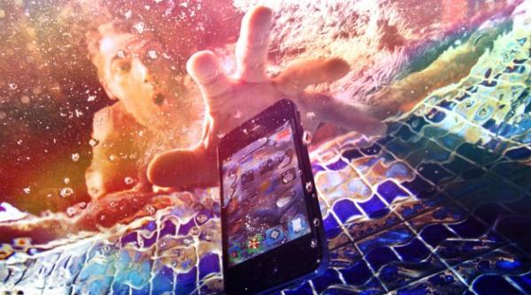 asa salvezi garantat orice telefon cazut in apa economisesti o caruta de bani