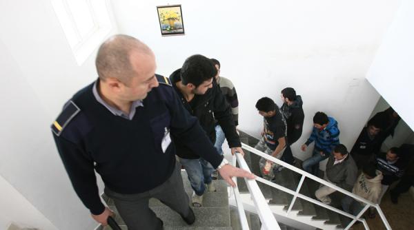 un fost ofiter de securitate al lui saddam husein un crescator de animale afgan si un comerciant de suveniruri din guineea solicitanti de azil in romania