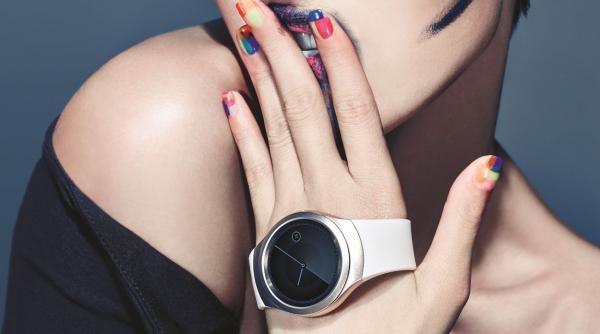 gear s2 se lanseaza in doua versiuni standard si clasic