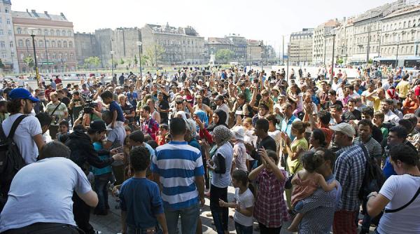 imigrantii din gara keleti budapesta au primit permisiunea sa plece cu trenul spre austria