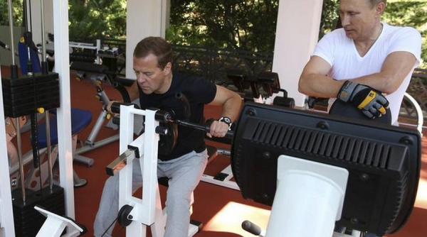 putin si medvedev trag de fiare ca sa isi creasca popularitatea