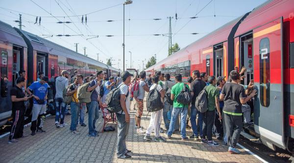 un tren ungar cu aproximativ 400 de refugiati blocat la frontiera cu austria