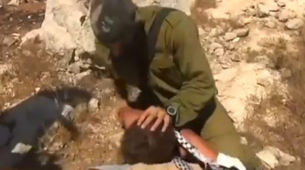 un video in care un soldat israelian vrea sa aresteze un copil pentru ca a aruncat cu pietre a starnit proteste la nivel international