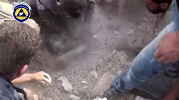 video viral un barbat si un copil scosi vii de sub daramaturi dupa un raid aerian