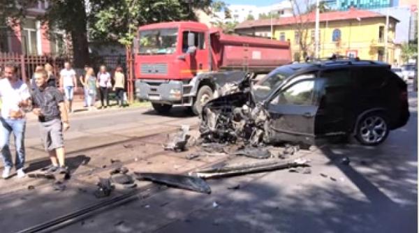 accident spectaculos a depasit un tramvai si l a lovit alt tramvai