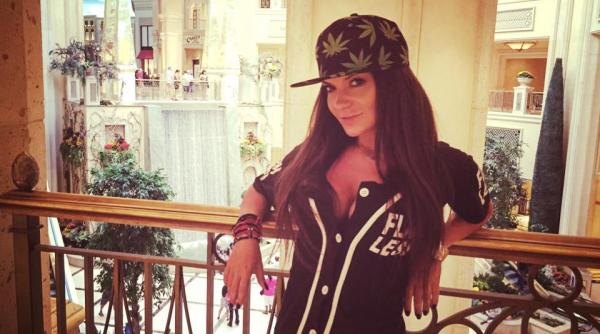 andreea antonescu mamica sexy de pe scena foto