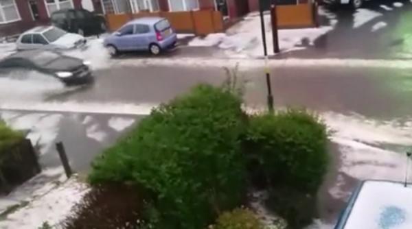 video vremea extremelor in marea britanie grindina cat mingile de golf