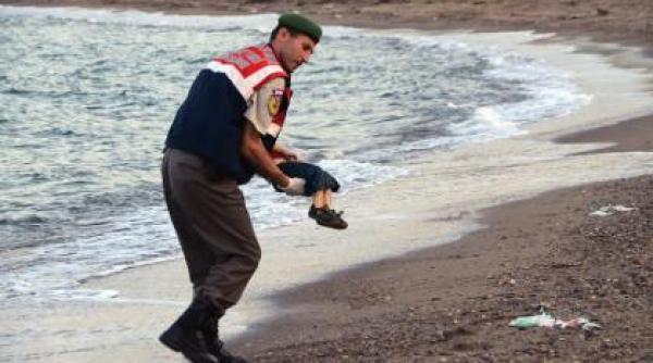 copilul sirian de 3 ani inecat in turcia va fi ingropat in orasul natal kobani