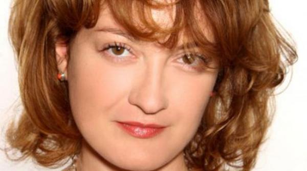 mirela vescan incepe un nou curs de make up artist la intact media academy