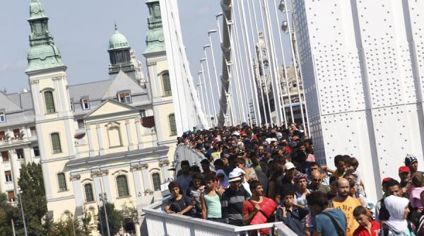 sutele de refugiati din budapesta au plecat pe jos spre granita cu austria