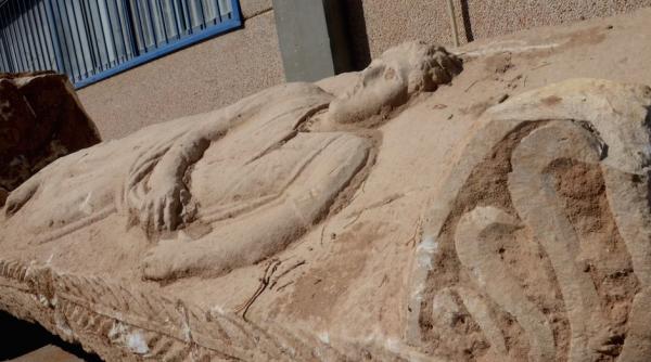 un sarcofag deosebit de elaborat datand din epoca romana salvat dintr un santier de constructii