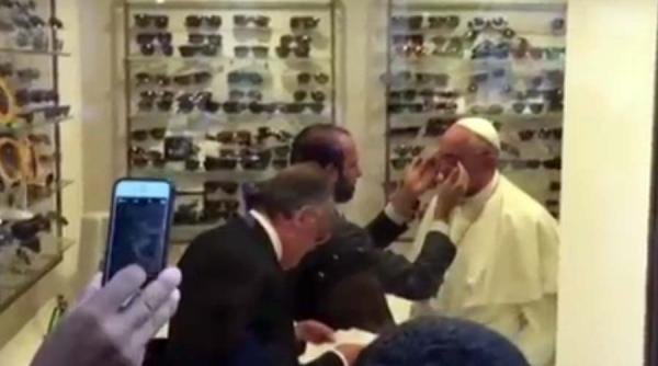 papa francisc e si el om unde a fost surprins de presa italiana video