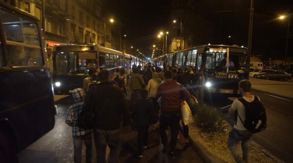 ungaria transporta imigrantii cu autbbuzele spre granita cu austria