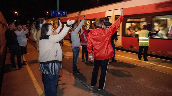 mii de refugiati primiti calduros de germani