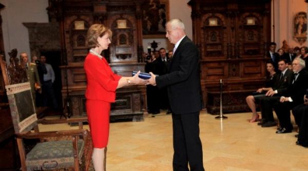 regele mihai retrage distinctia oferita primarului sorin oprescu