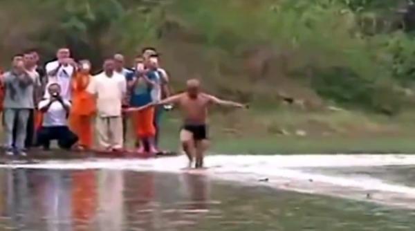 un calugar saolin a mers pe apa 125 de metri video