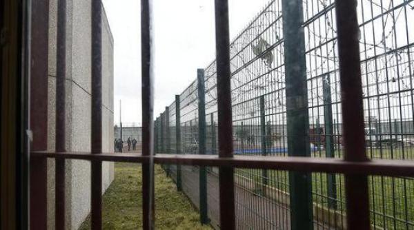 intr una din cele mai noi si sigure inchisori din franta un director a fost luat ostatic