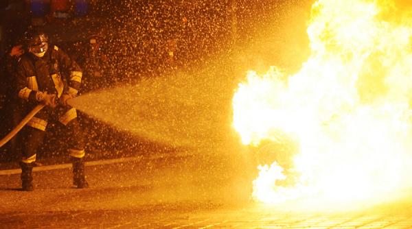 incendiu puternic la un depozit de lemne din straulesti