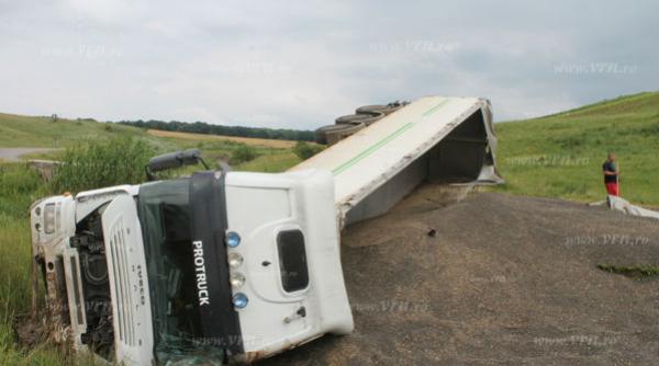 un tir incarcat cu floarea soarelui s a rasturnat pe de 581 traficul spre vama albita e blocat