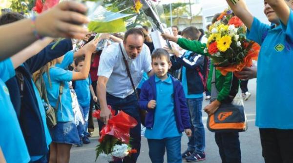 peste 3 milioane de elevi si prescolari incep luni scoala structura noului an scolar