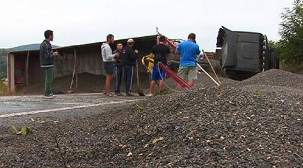 un tir incarcat cu seminte de floarea soarelui rasturnat la vaslui