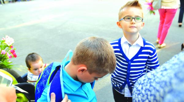 7 kilograme in spatele unui elev