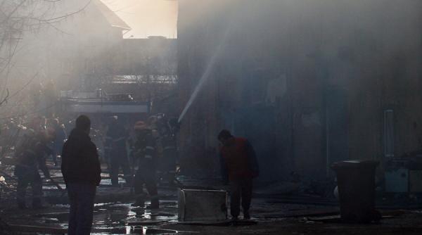 o mama si cei patru copii ai sai internati in spital dupa ce locuinta le a fost incendiata