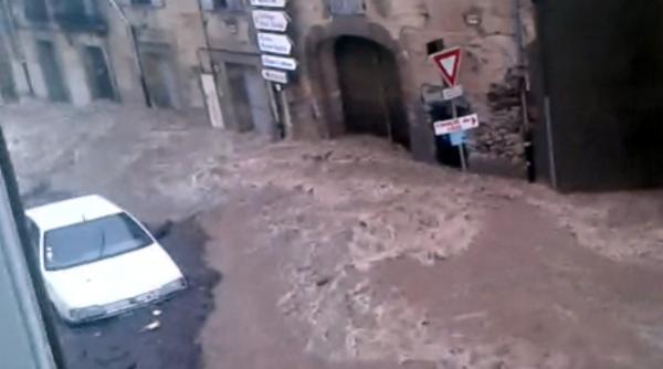 video potop in sudul frantei a plouat in 3 ore cat in 3 luni