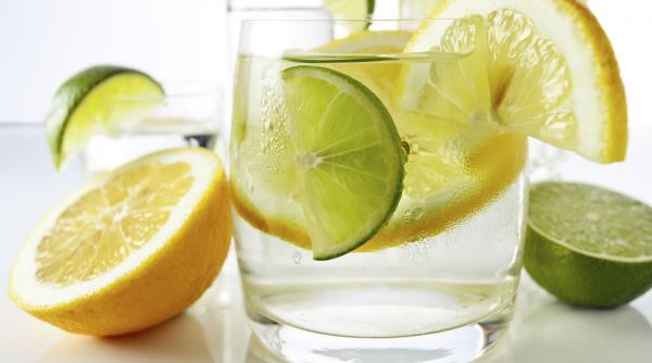 consumati zilnic apa cu lamaie pe stomacul gol si veti observa