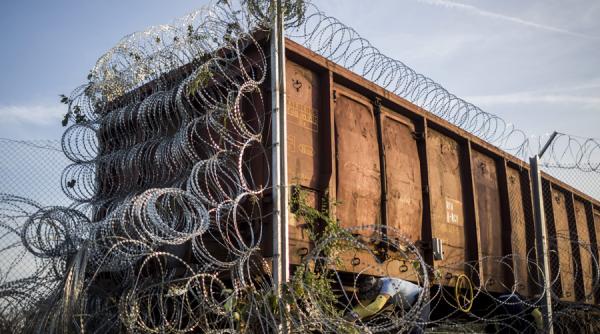 granita dintre ungaria si serbia este blocata complet imigrantii nu mai pot trece pe la roszke