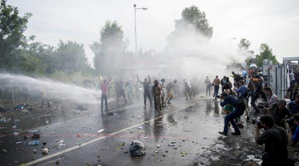 breaking news politia ungara a utilizat gaze lacrimogene si tunuri cu apa la granita cu serbia