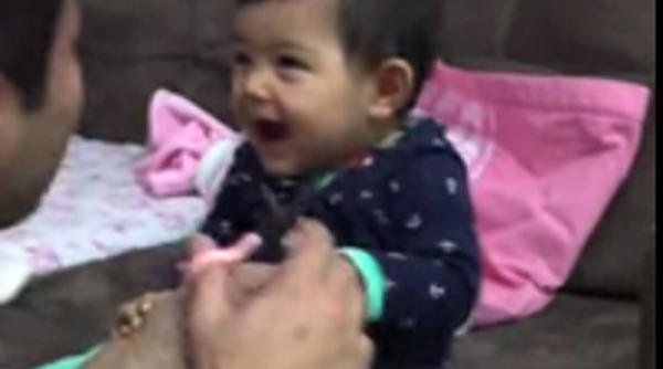 video vezi cum un bebelus adorabil reuseste sa isi pacaleasca tatal