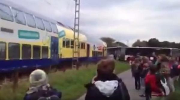 autobuz cu elevi blocat pe sinele de cale ferata impactul cu trenul a fost inevitabil video