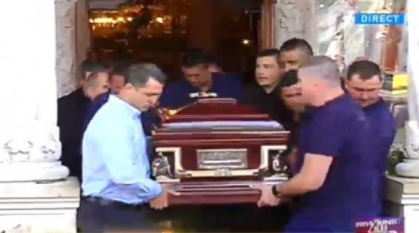 corneliu vadim tudor a pornit pe ultimul drum politicianul aplaudat la iesirea din biserica