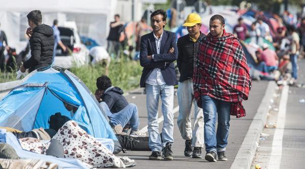 mii de refugiati incearca sa se urce in trenuri pentru a ajunge la zagreb