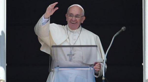 papa francisc marturiseste ca poarta o cruciulita care a apartinut unui preot irakian asasinat