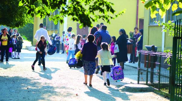 scoala a inceput fara paznici si fara garduri