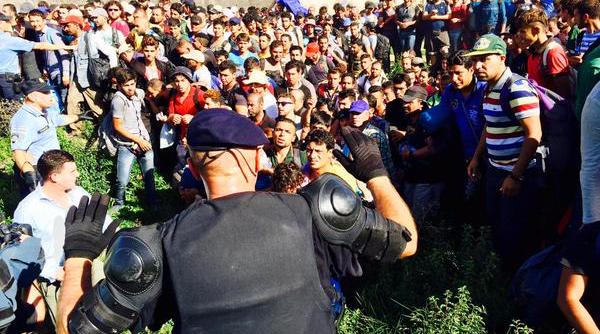 imagini live croatia excedata de numarul mare de migranti isi inchide granitele