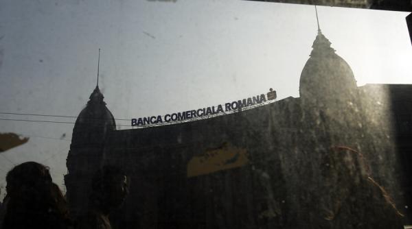 in atentia clientilor bancii comerciale romane