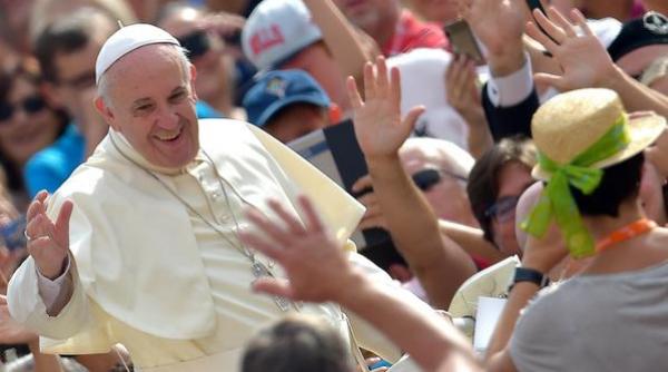 papa francisc marturiseste ca poarta o cruciulita care a apartinut unui preot irakian asasinat