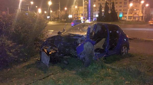 accident teribil la sibiu a intrat in stalp si masina s a facut praf
