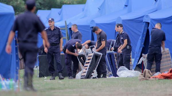 fortele ministerului de interne au instalat mai multe corturi la granita cu serbia