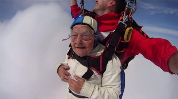 video la 93 de ani a sarit pentru prima oara cu parasuta