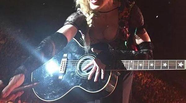 de ce madonna l a pus pe unul dintre dansatori sa i sarute picioarele