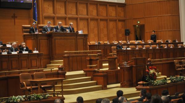motiunea de cenzura este citita in plenul comun al parlamentului