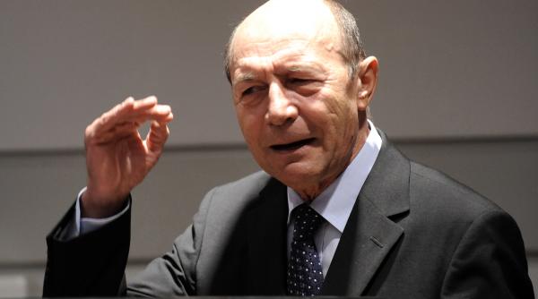 fostul presedinte bagat in corzi trecutul securistic al lui basescu sta sa explodeze