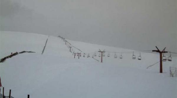 a venit iarna in romania stratul de zapada are 3 cm si ninge viscolit